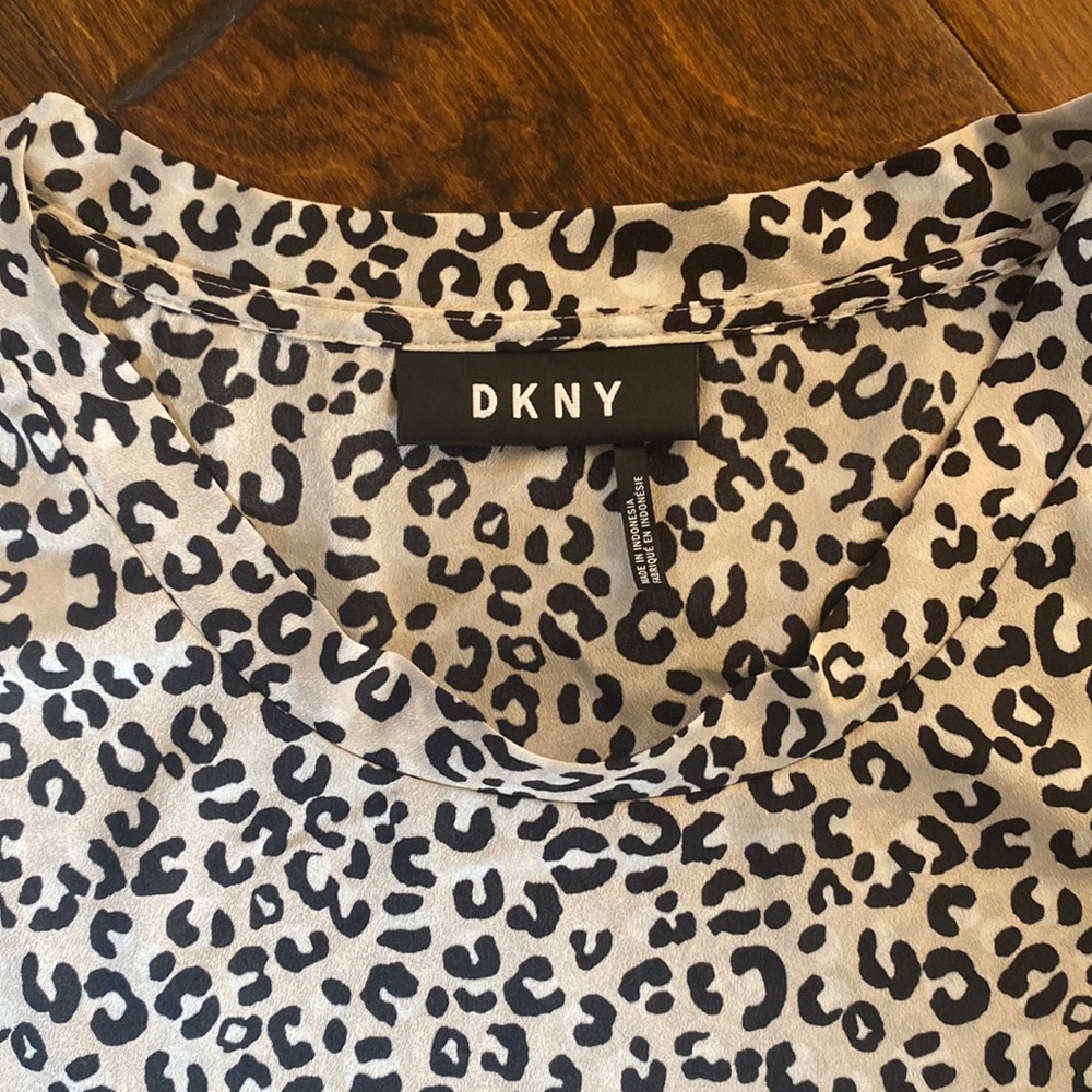 Women’s DKNY top (M/L)